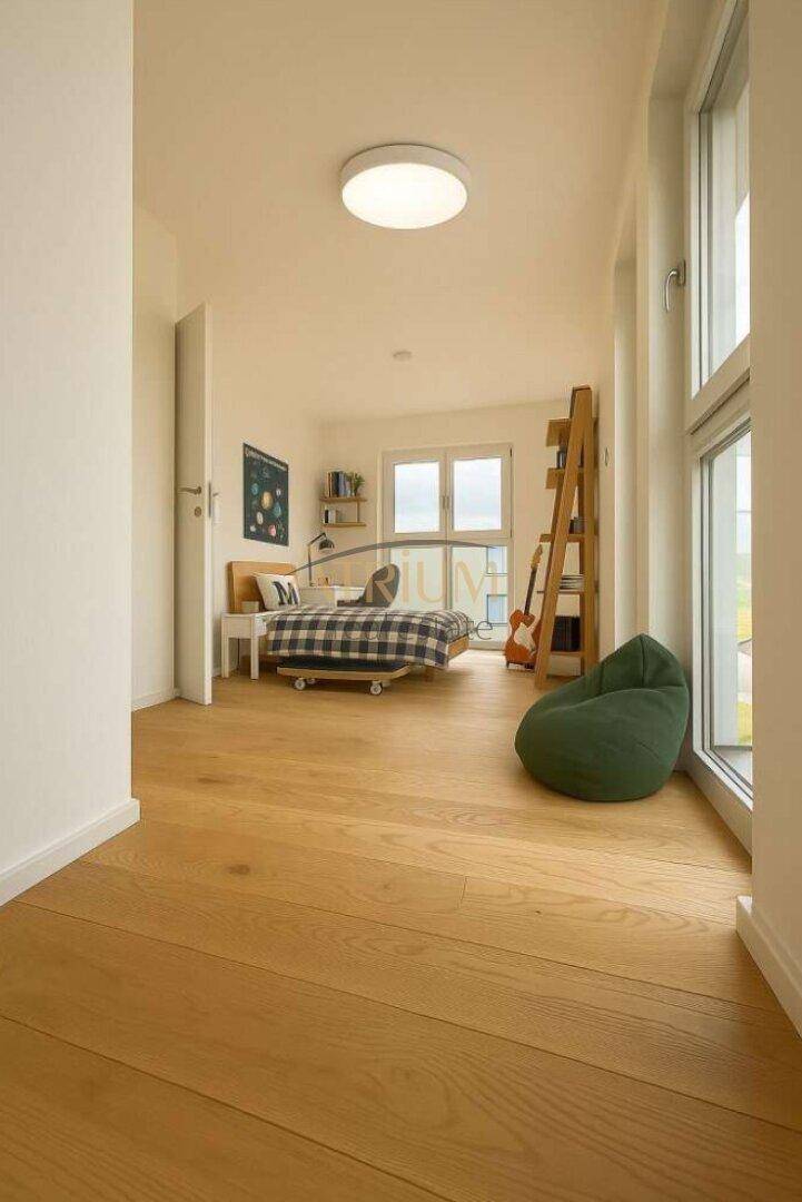 Helles Kinder- oder Gästezimmer mit Holzboden, großen Fenstern und gemütlicher Sitzecke.