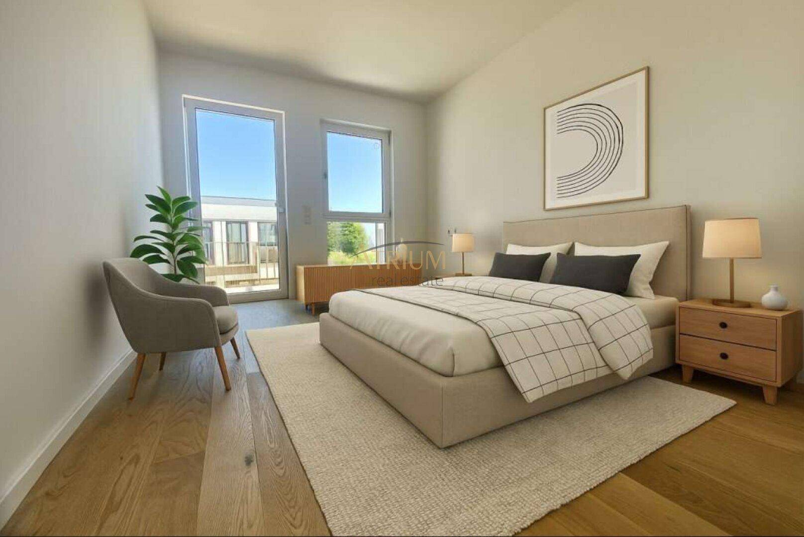 Geräumiges Schlafzimmer mit Doppelbett, Holzboden und Zugang zu einem Balkon.