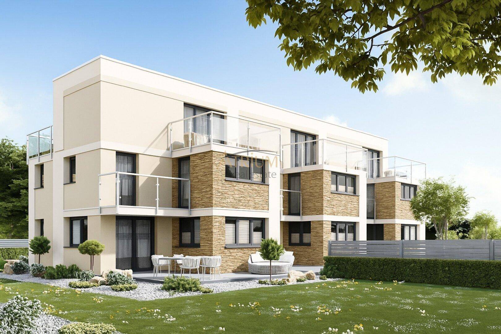 Modernes Mehrfamilienhaus mit Terrassen, Balkonen und einem gepflegten Gartenbereich.