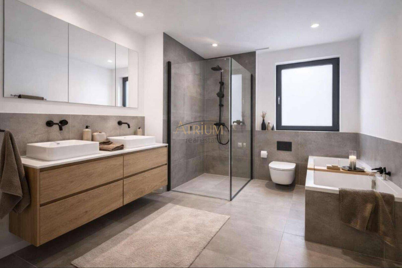 Modernes Badezimmer mit Doppelwaschbecken, ebenerdiger Dusche und Badewanne.