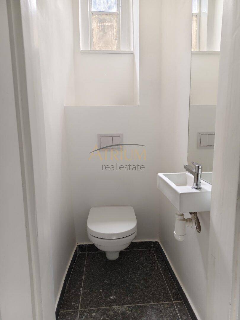 Kleines, modernes WC mit wandhängender Toilette und kompaktem Waschbecken.