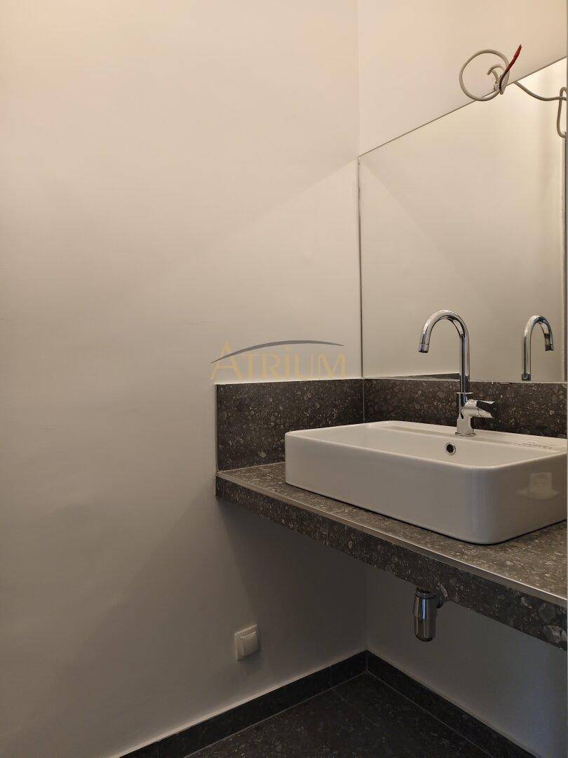 Modernes Badezimmer mit rechteckigem Aufsatzwaschbecken und großem Spiegel über der Arbeitsplatte.
