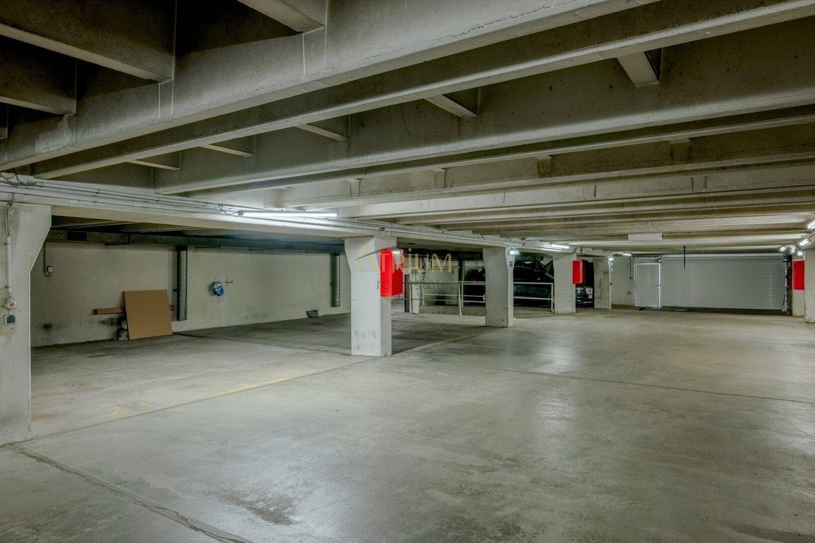 Geräumige Tiefgarage mit ausreichend Stellplätzen und guter Beleuchtung.