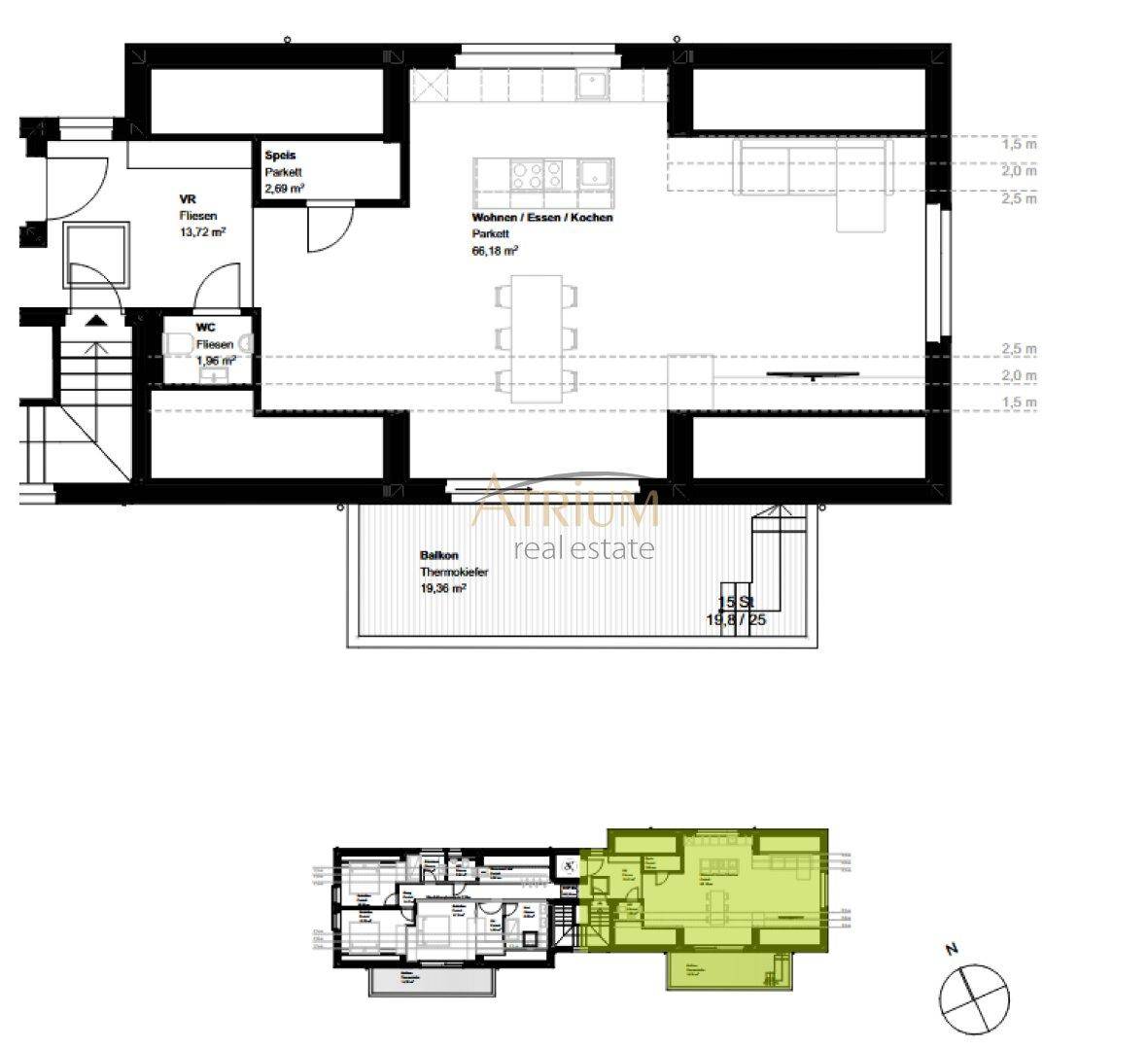 Grundriss des Wohn-Ess-Kochbereichs mit Speis und großem Balkon.
