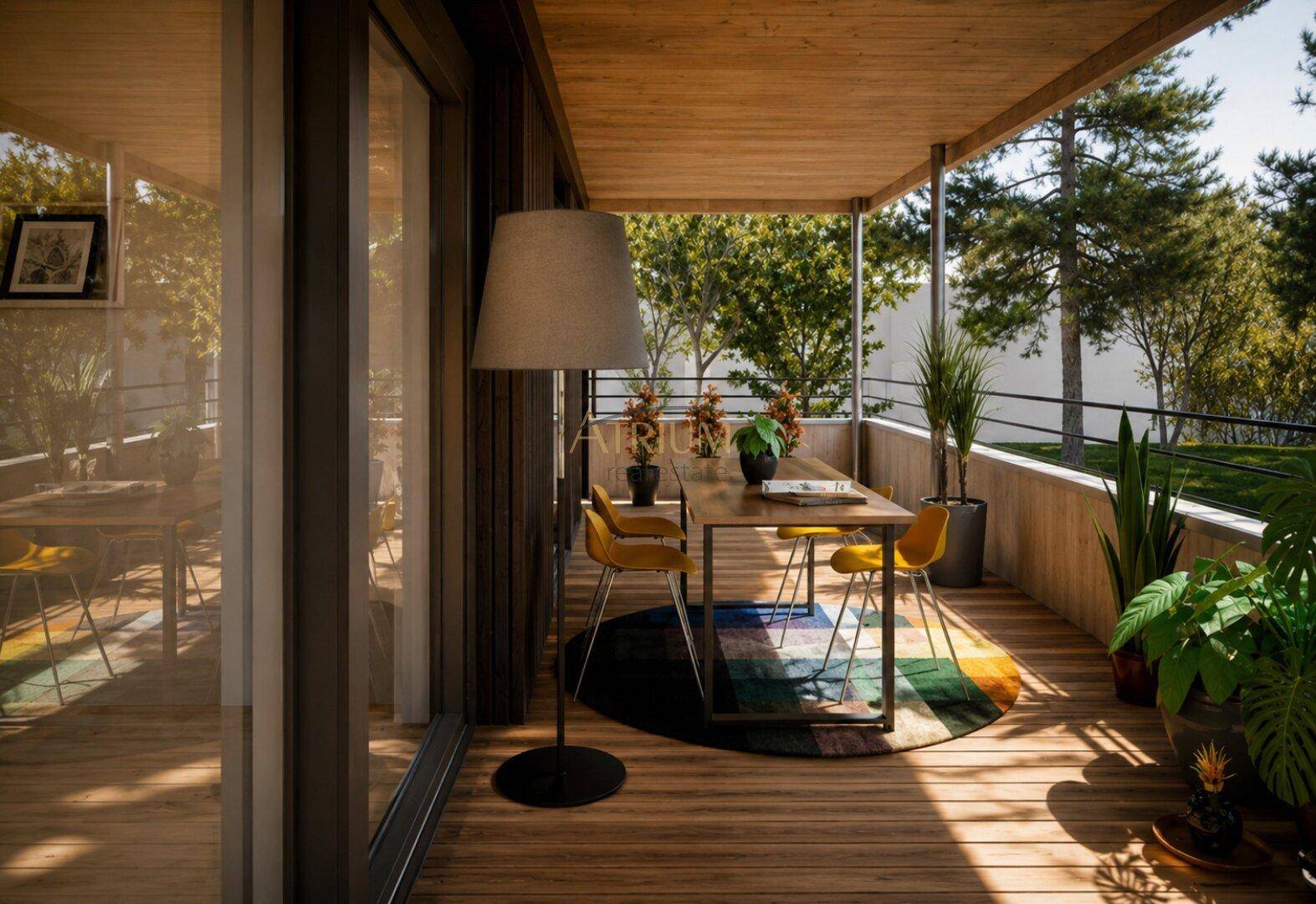 Gemütliche Loggia mit Holzboden, Esstisch und Blick ins Grüne.