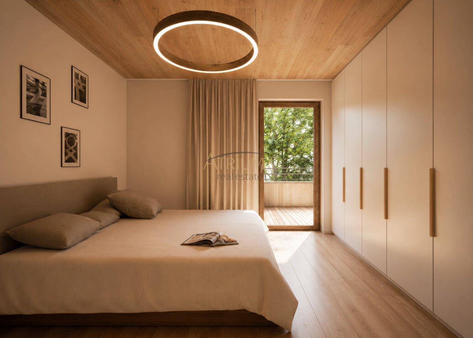 Modernes Schlafzimmer mit Holzboden, weißen Einbauschränken und Balkonzugang.