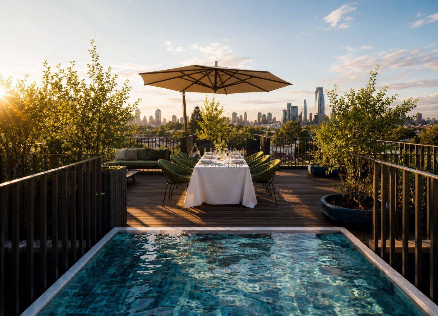 Exklusive Dachterrasse mit kleinem Pool, Essbereich und Panoramablick auf die Stadt.