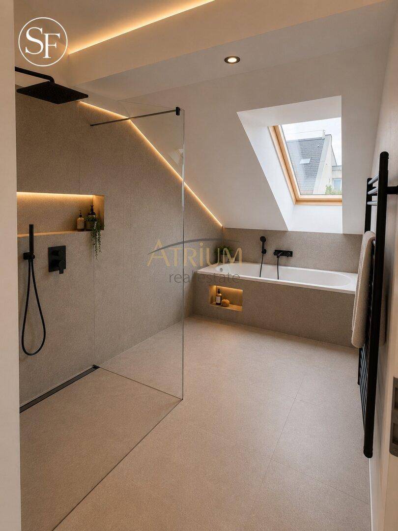Modernes Badezimmer mit begehbarer Dusche, Badewanne, Dachfenster und indirekter Beleuchtung.