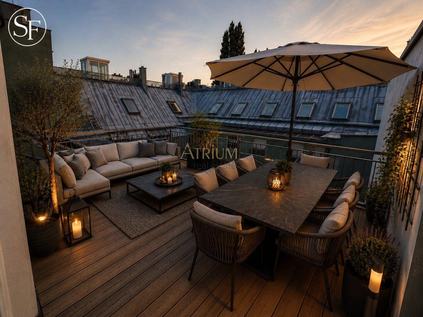 Große, möblierte Dachterrasse am Abend mit Essbereich und Lounge-Möbeln unter einem Sonnenschirm.