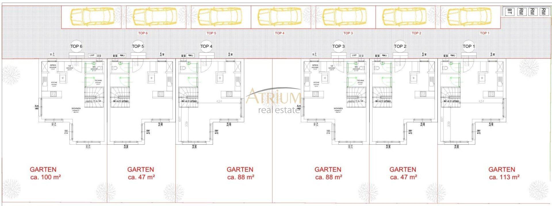 Übersichtlicher Lageplan mit sechs Wohneinheiten, Gärten und Parkplätzen.