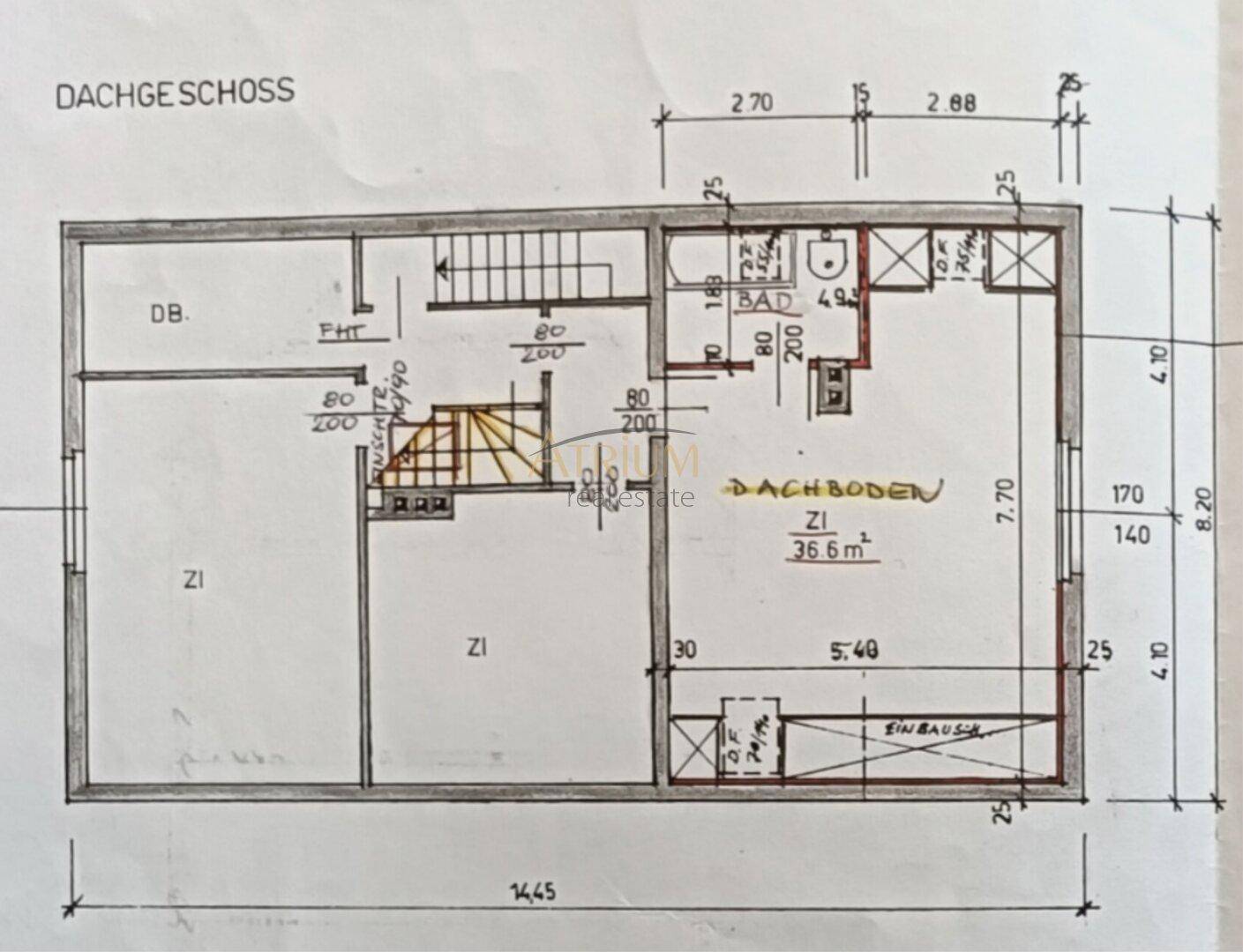 Grundriss des Dachgeschosses mit Zimmern, Bad und Dachbodenbereich.