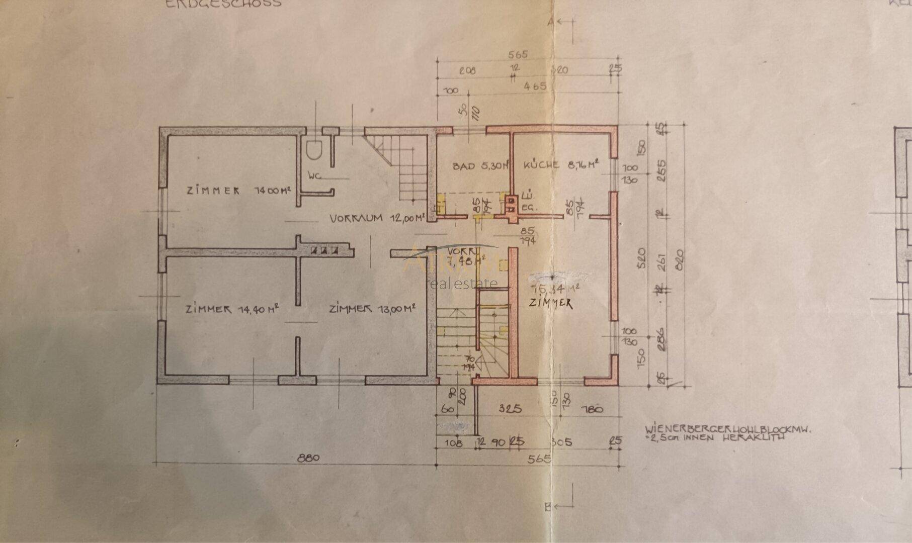 Grundriss des Erdgeschosses mit Zimmern, Bad, Küche und Treppenhaus.