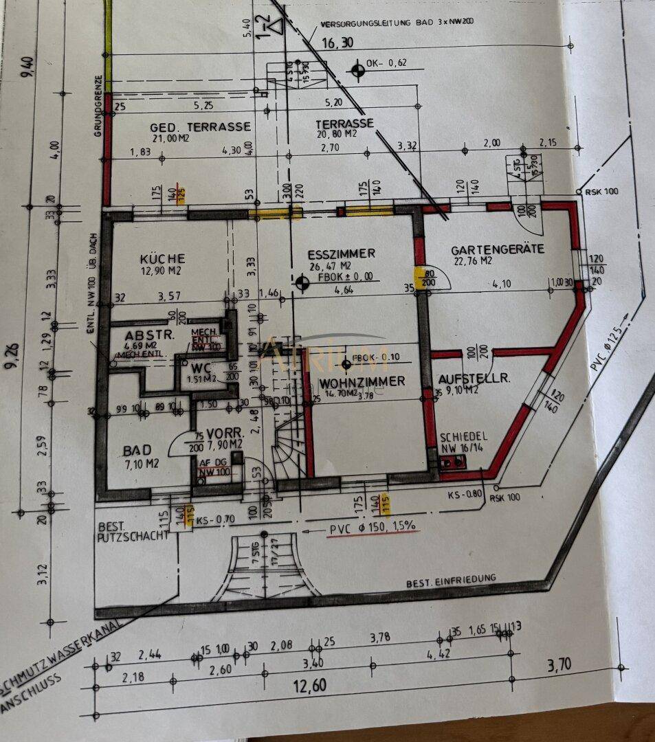 Grundriss des Erdgeschosses mit Küche, Esszimmer, Wohnzimmer und Terrasse.