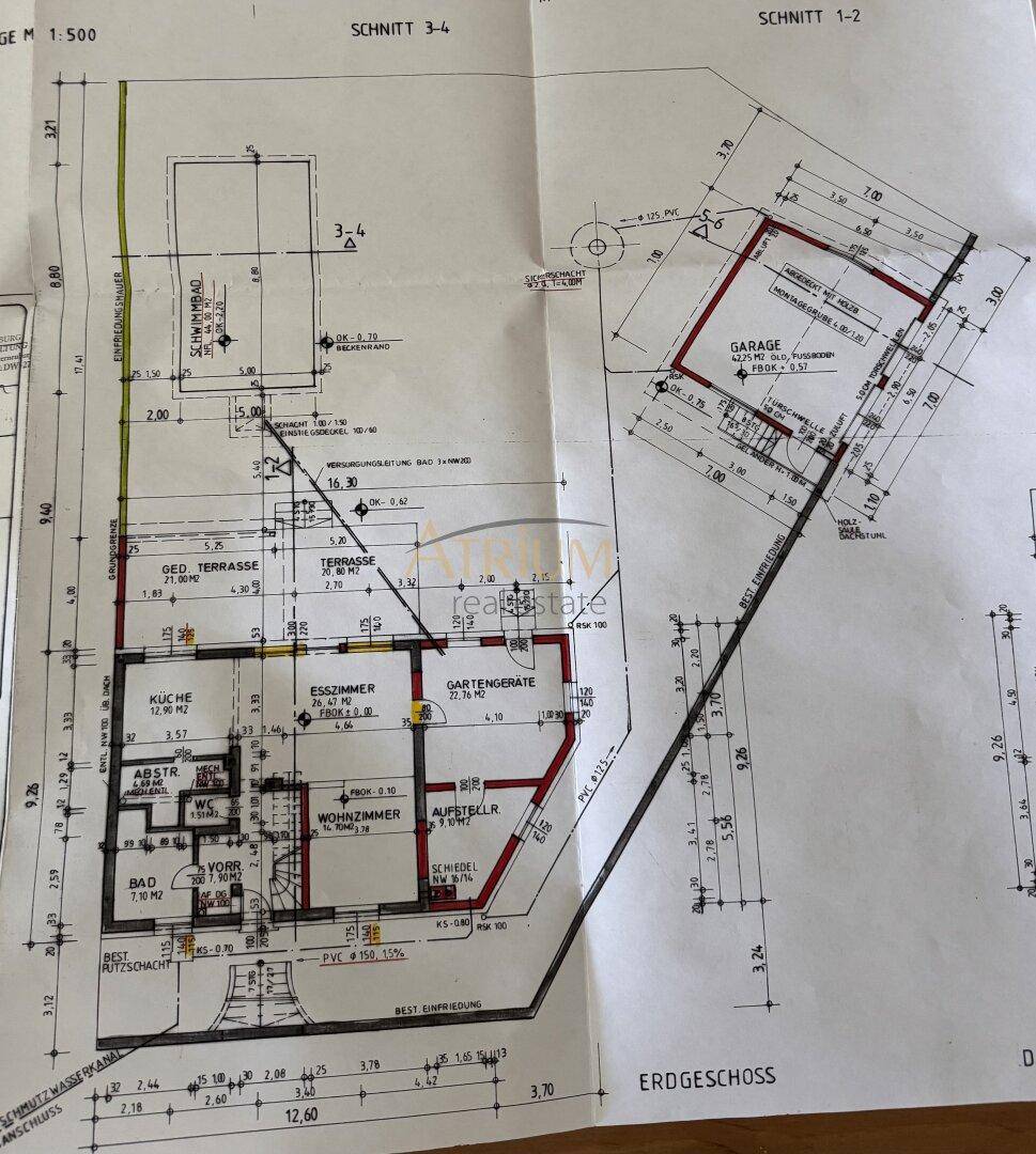 Gesamtgrundriss des Erdgeschosses mit Garage, Terrasse und Gartenbereichen.