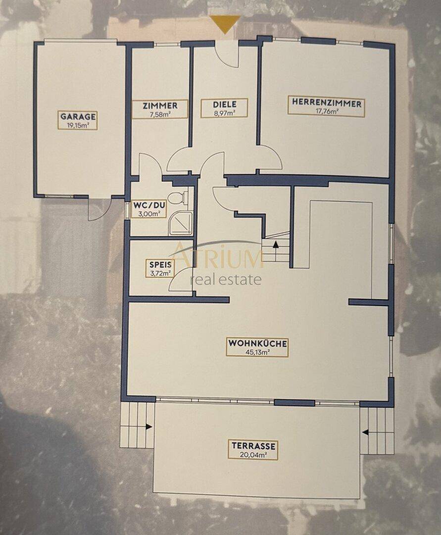 Grundriss des Erdgeschosses mit Garage, Wohnküche, Herrenzimmer und großer Terrasse.