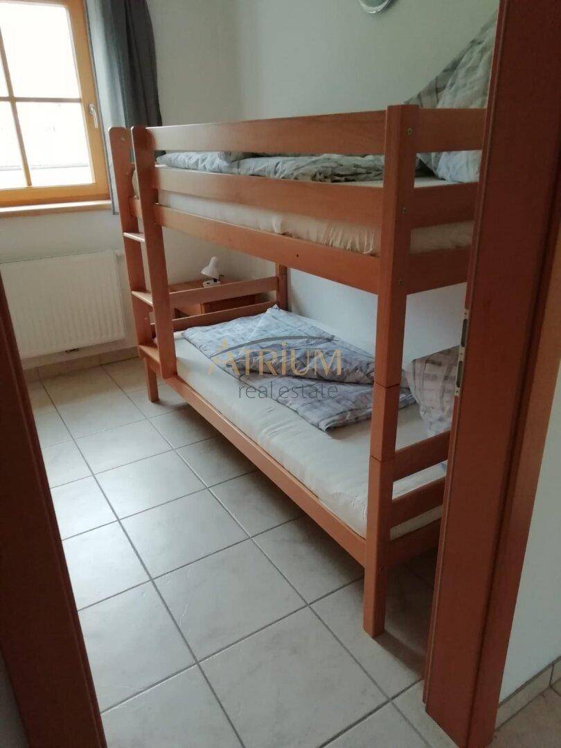 Kinderzimmer mit Etagenbett und Fliesenboden, ideal für Gäste oder Kinder.