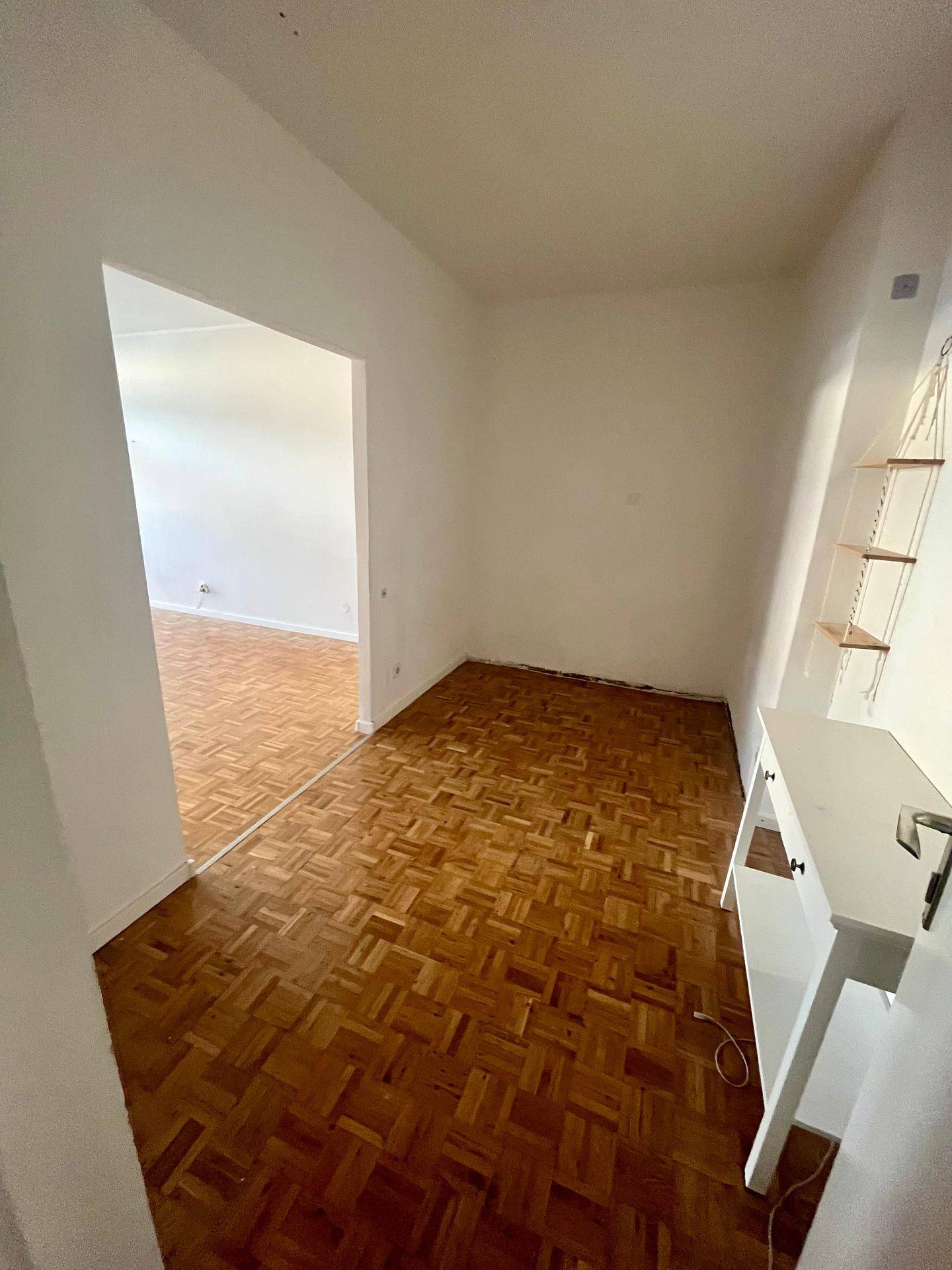 Separater Essbereich oder Arbeitszimmer mit Parkettboden und Zugang zum angrenzenden Wohnbereich.