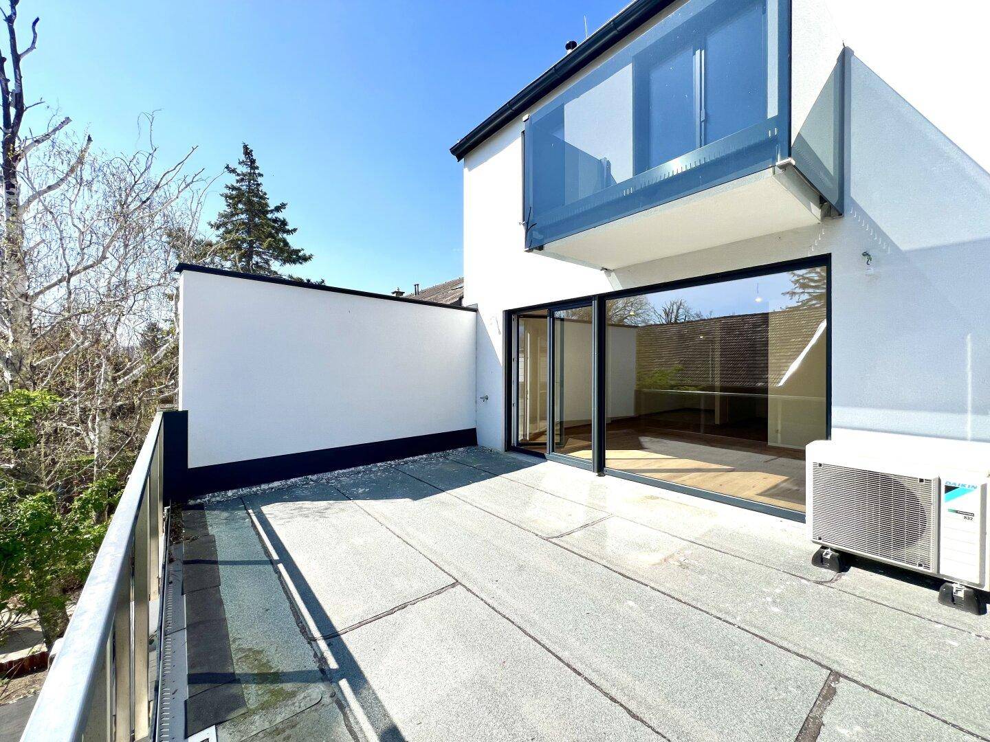 Geräumige Dachterrasse mit weitem Blick und moderner Klimaanlage im Freien.