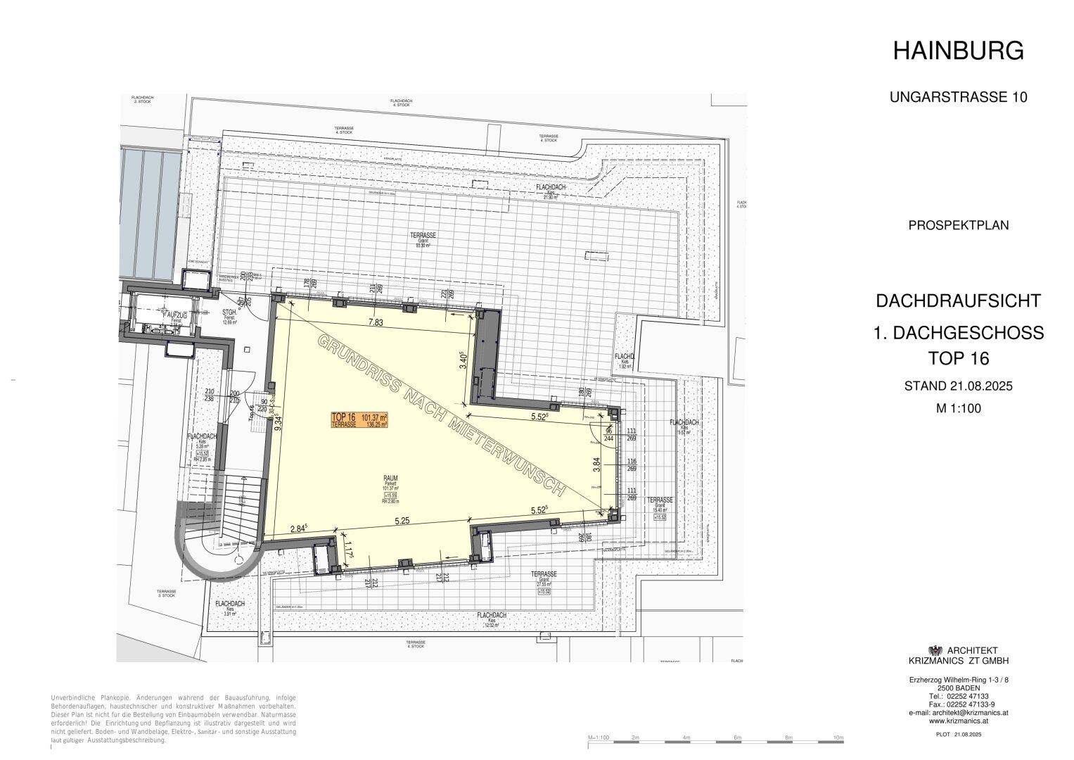 Grundriss einer Dachgeschosswohnung mit mehreren Terrassen und klaren Raumaufteilungen.