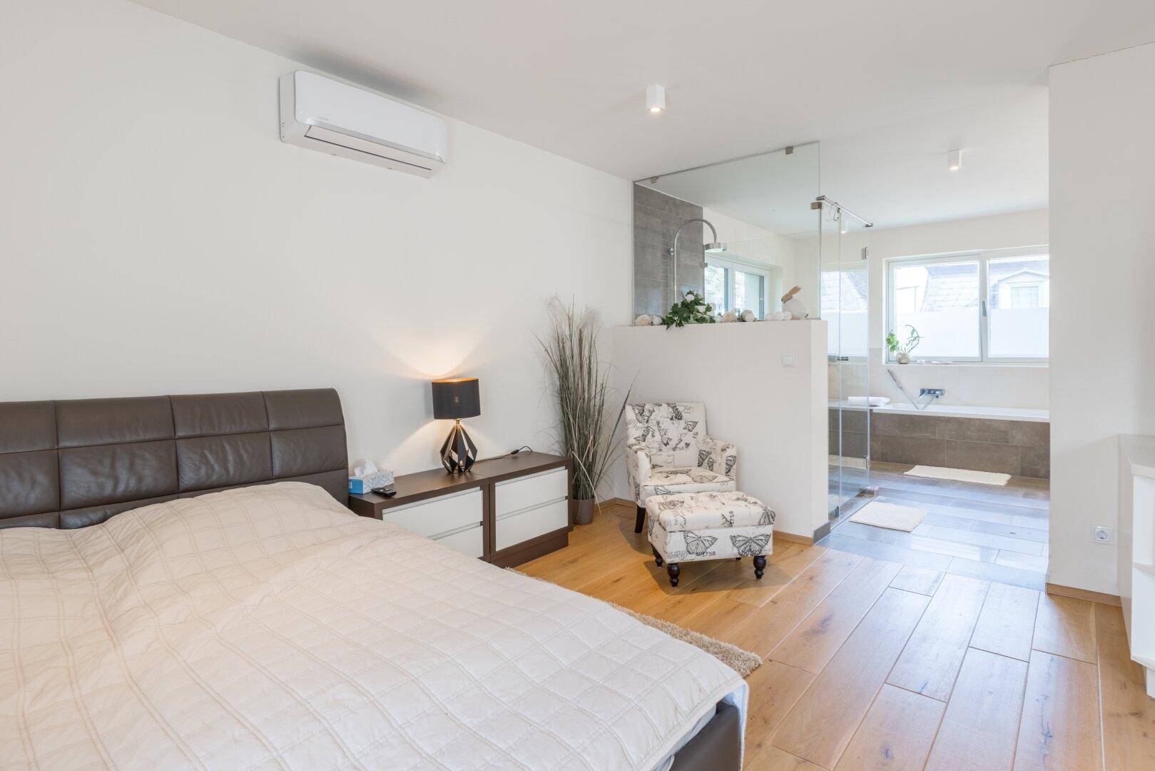 Schlafzimmer + Bad