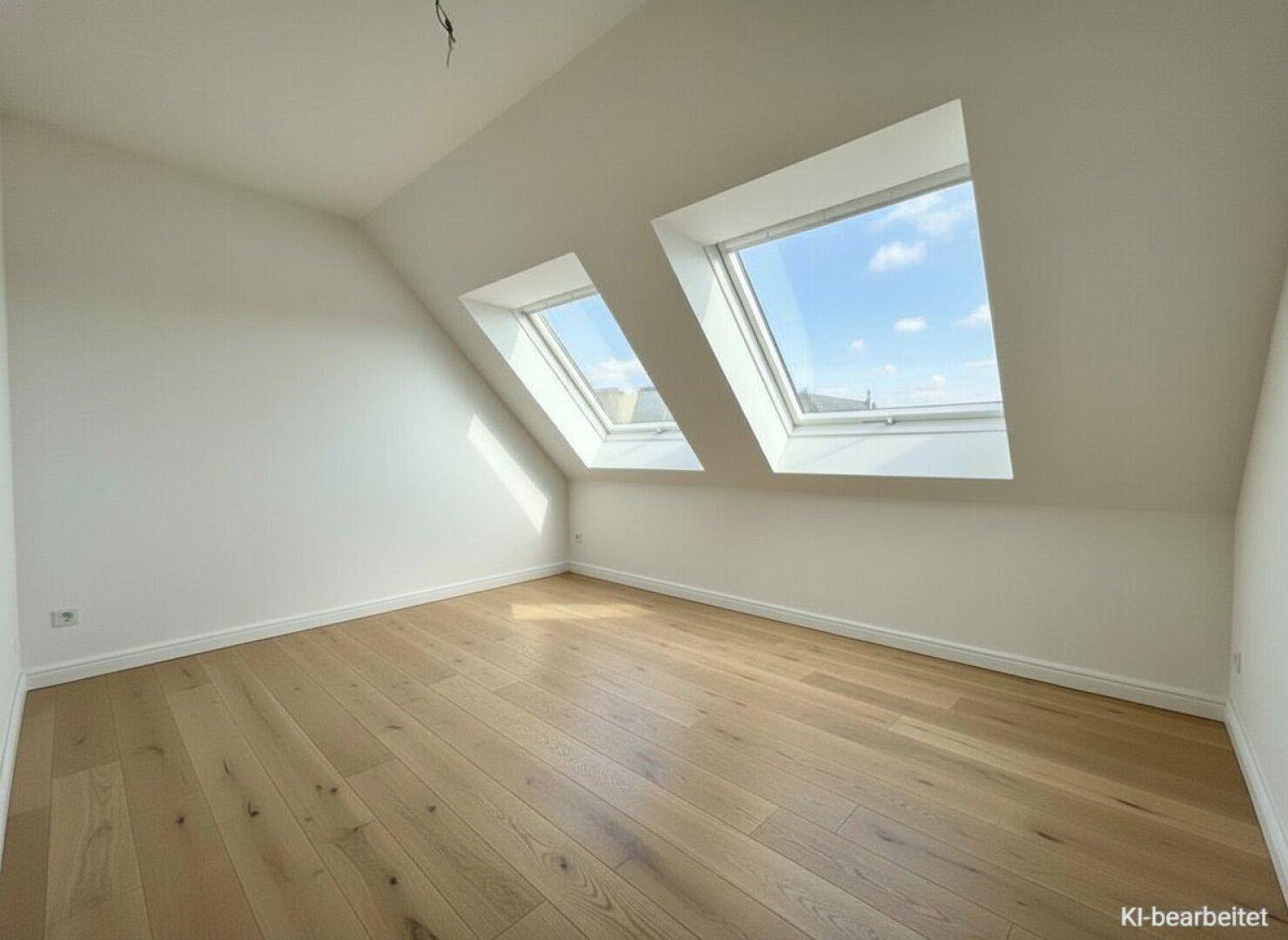 Helles Zimmer mit Dachschrägen und zwei großen Dachfenstern, die eine angenehme Wohnatmosphäre schaffen.