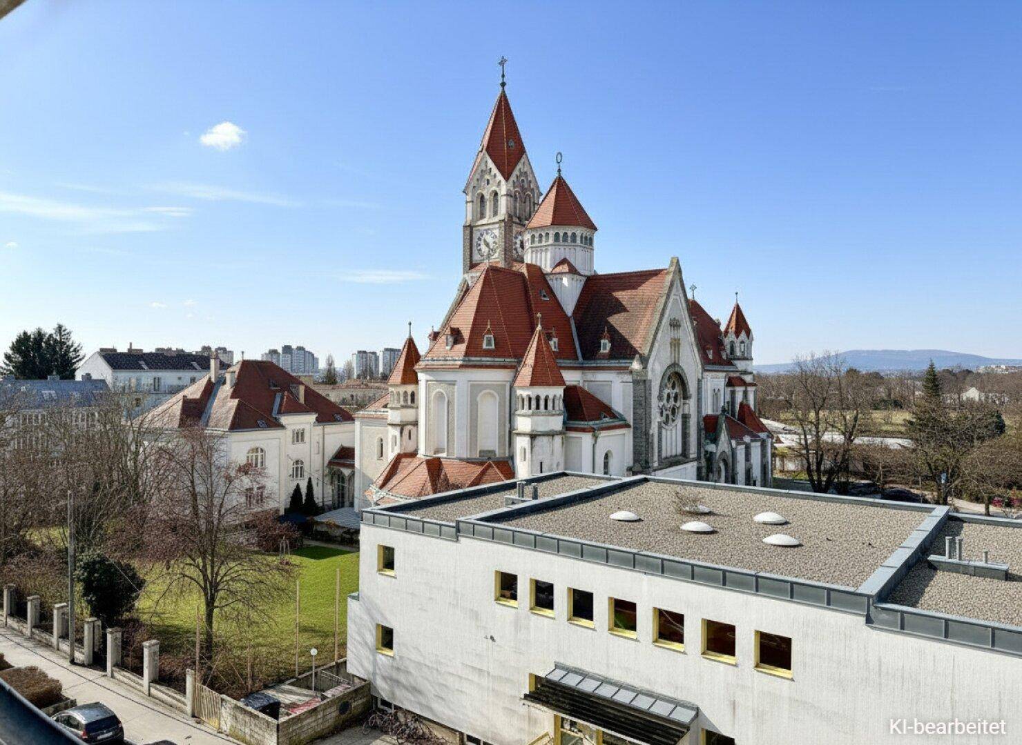 Panoramablick auf eine beeindruckende historische Kirche und die umliegende Stadtarchitektur unter klarem Himmel.