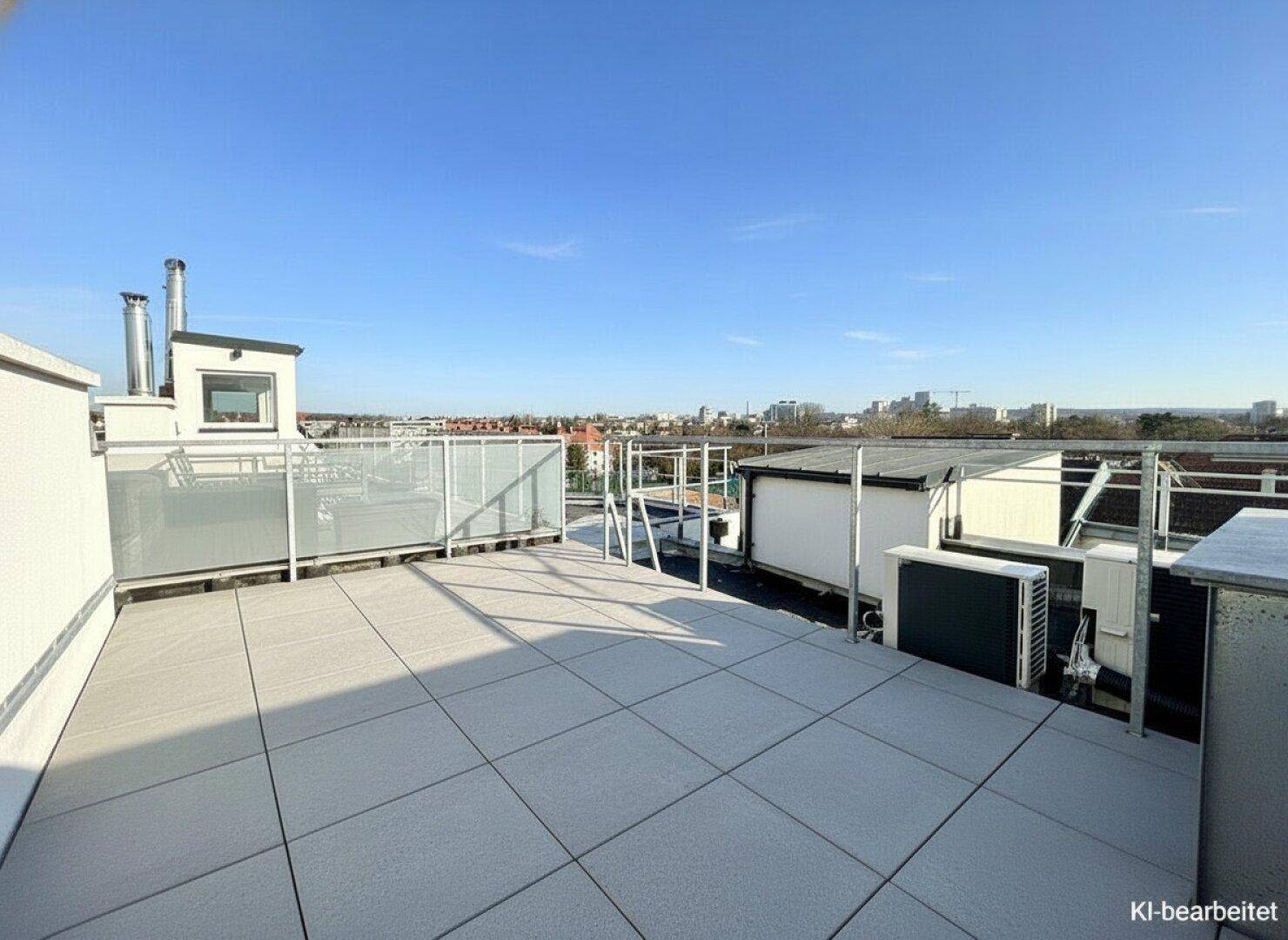 Weitläufige Dachterrasse mit Stadtblick und moderner Brüstung, bietet viel Platz im Freien.