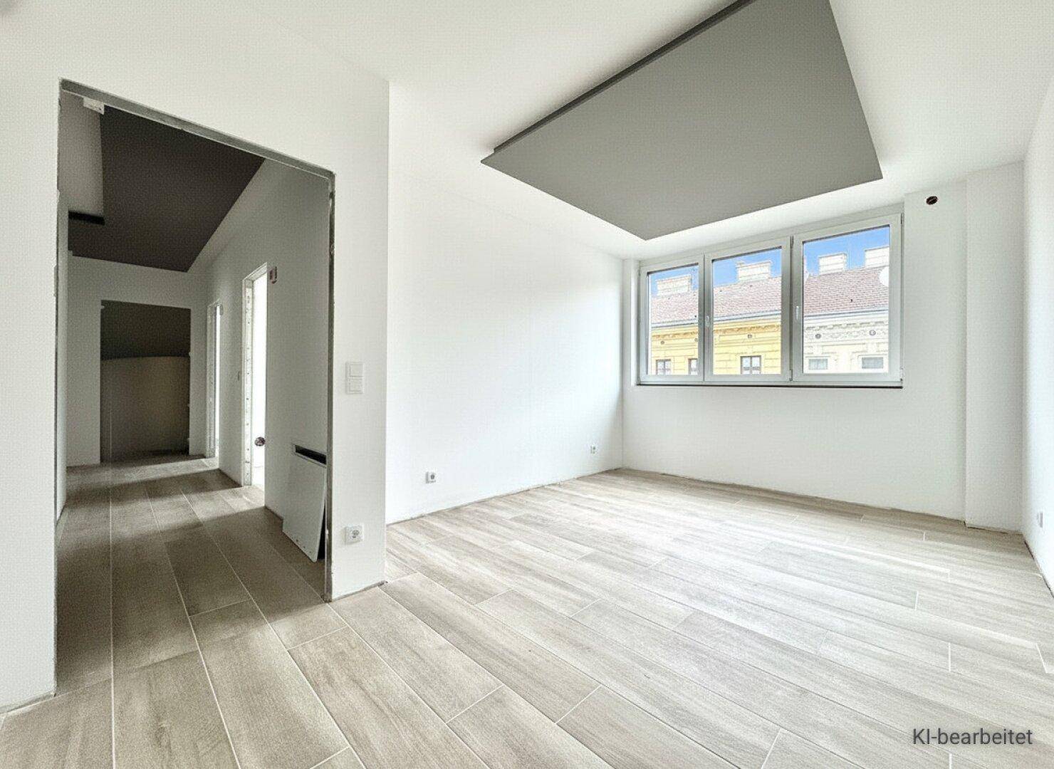 Helles Zimmer mit großen Fenstern und modernen Fliesen, bereit für individuelle Gestaltung.