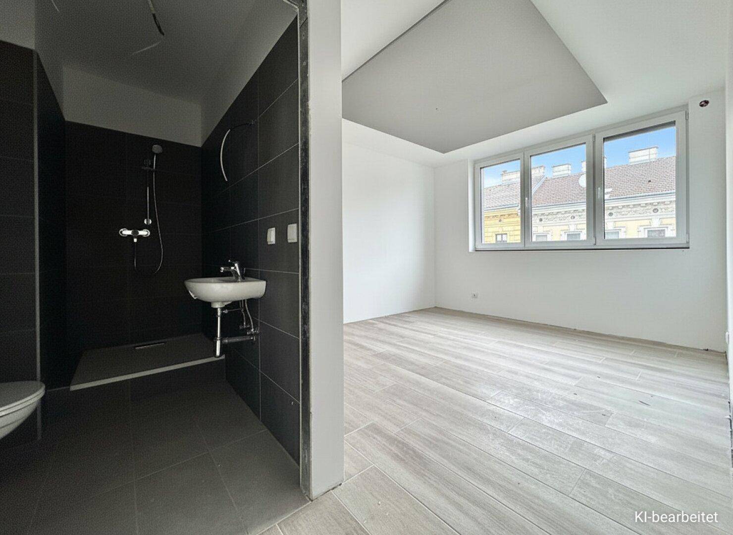 Lichtdurchfluteter Raum mit modernem Fliesenboden und angrenzendem Duschbad.