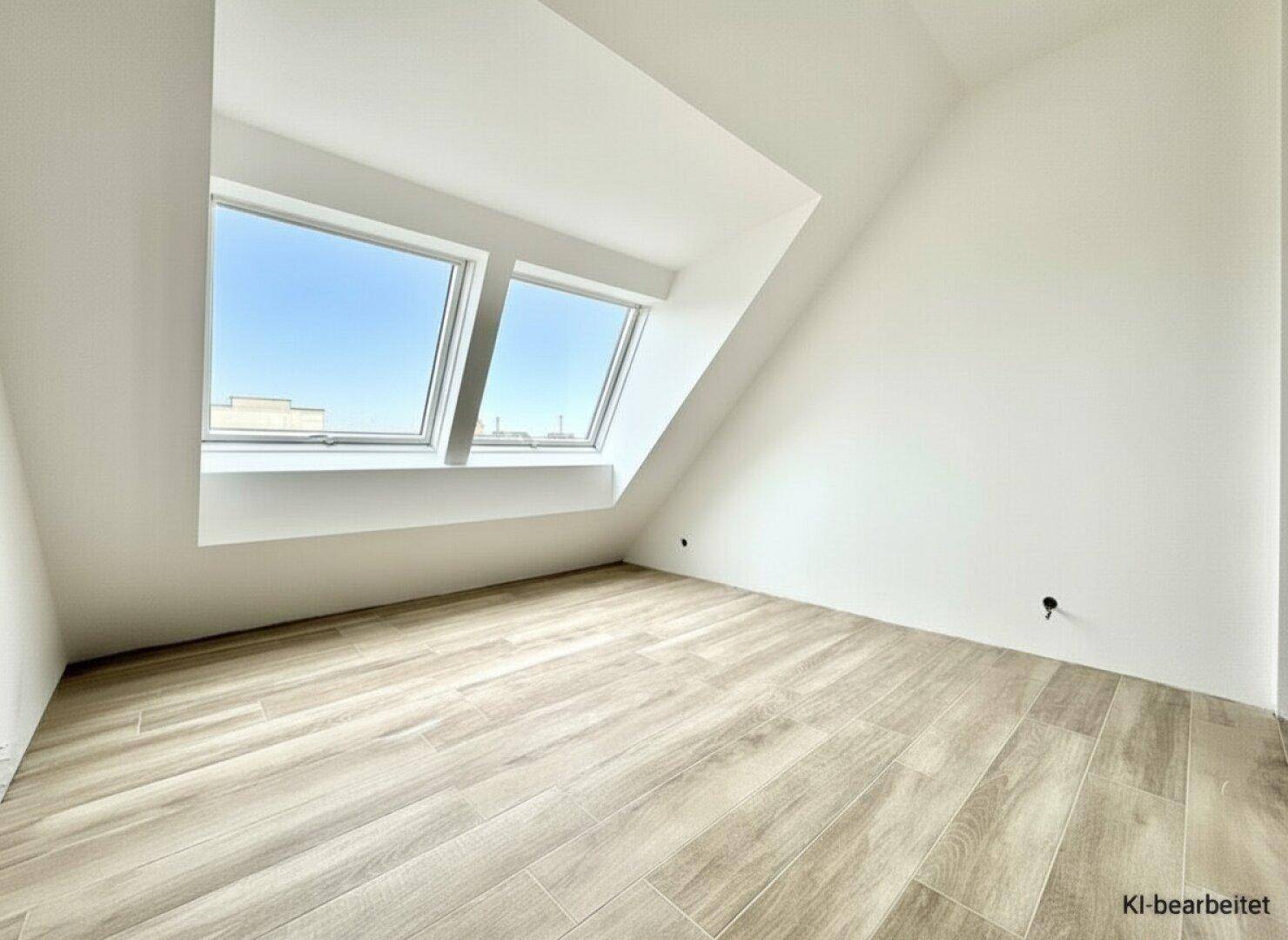 Helles Zimmer im Dachgeschoss mit schrägen Wänden, zwei Dachfenstern und Fliesenboden.