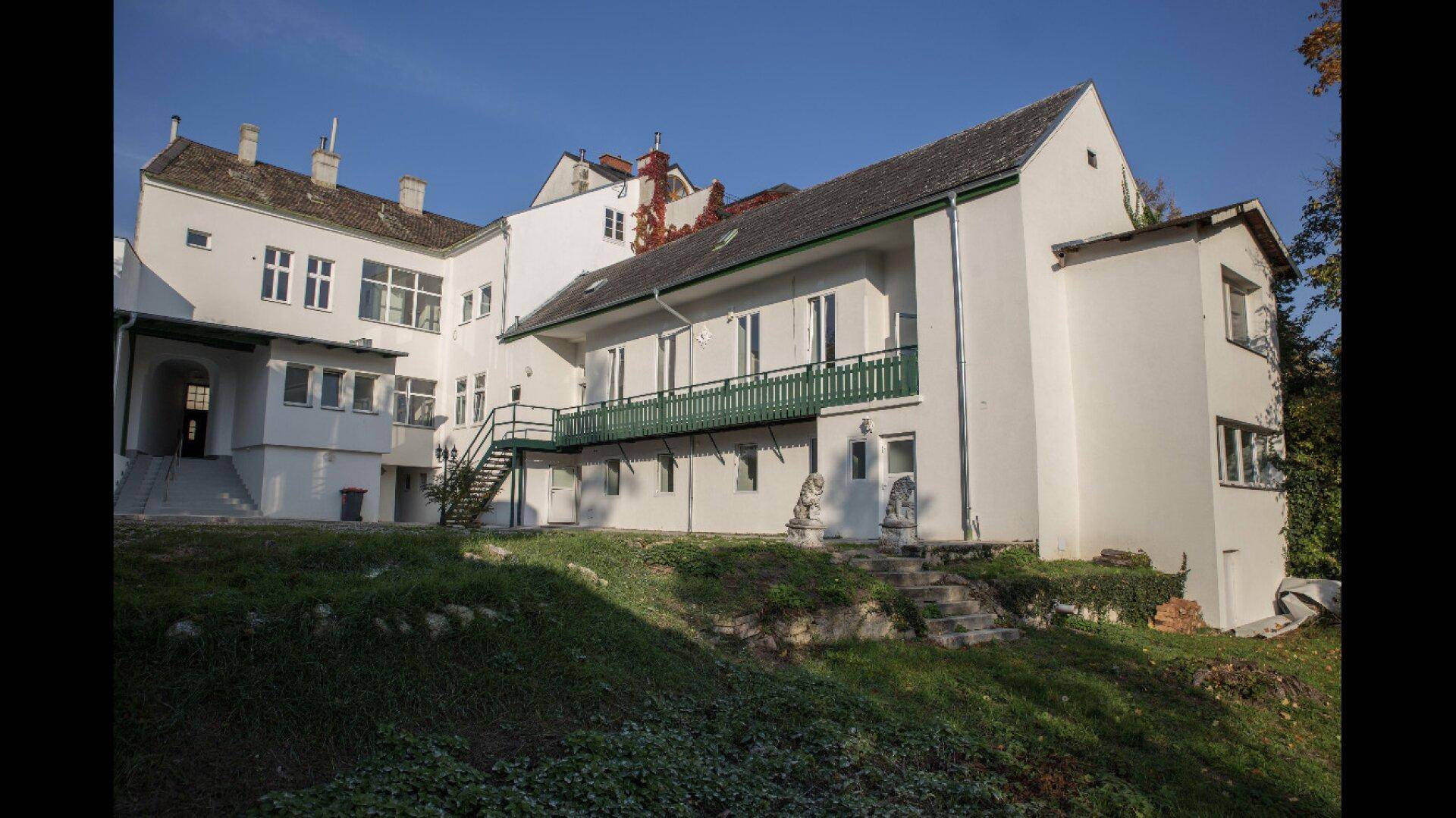 Sanieren, Dachgeschoss ausbauen und danach Wohnen und Arbeiten in bester Badener Zentrumslage – další