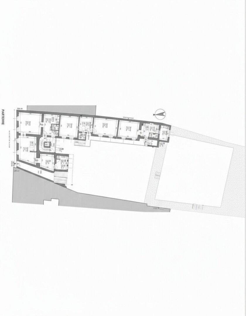 Detaillierter Grundriss des Parterre-Geschosses mit verschiedenen Räumen und Zugängen.
