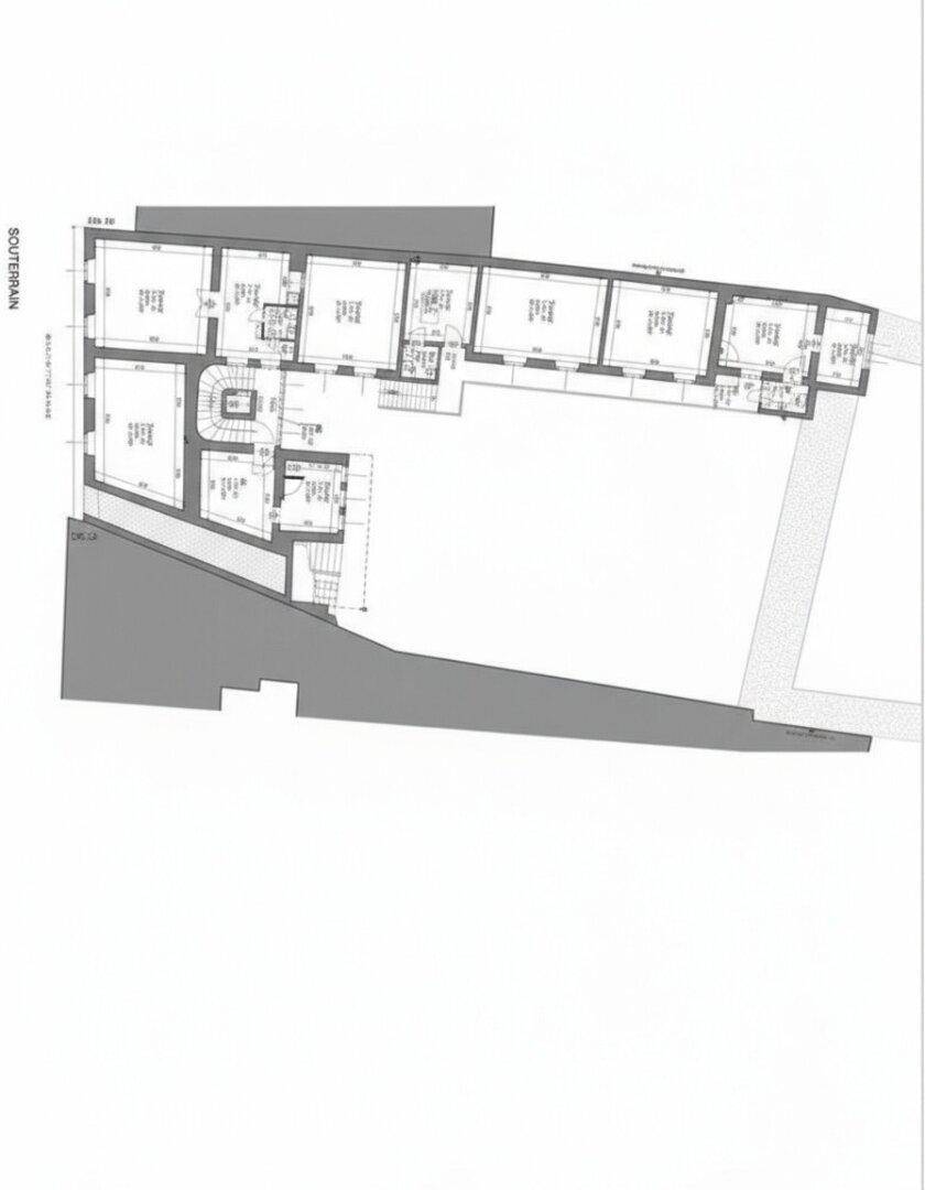 Detaillierter Grundriss des Souterrain-Geschosses mit mehreren Räumen und einem Treppenhaus.