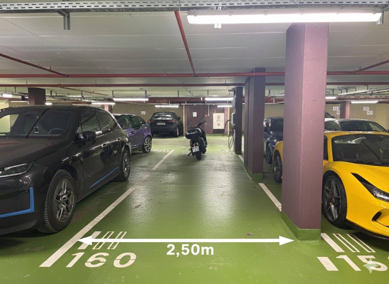 Tiefgarage mit markierten Parkplätzen und einer Abstandsangabe von 2,50 Metern zwischen den Stellplätzen.