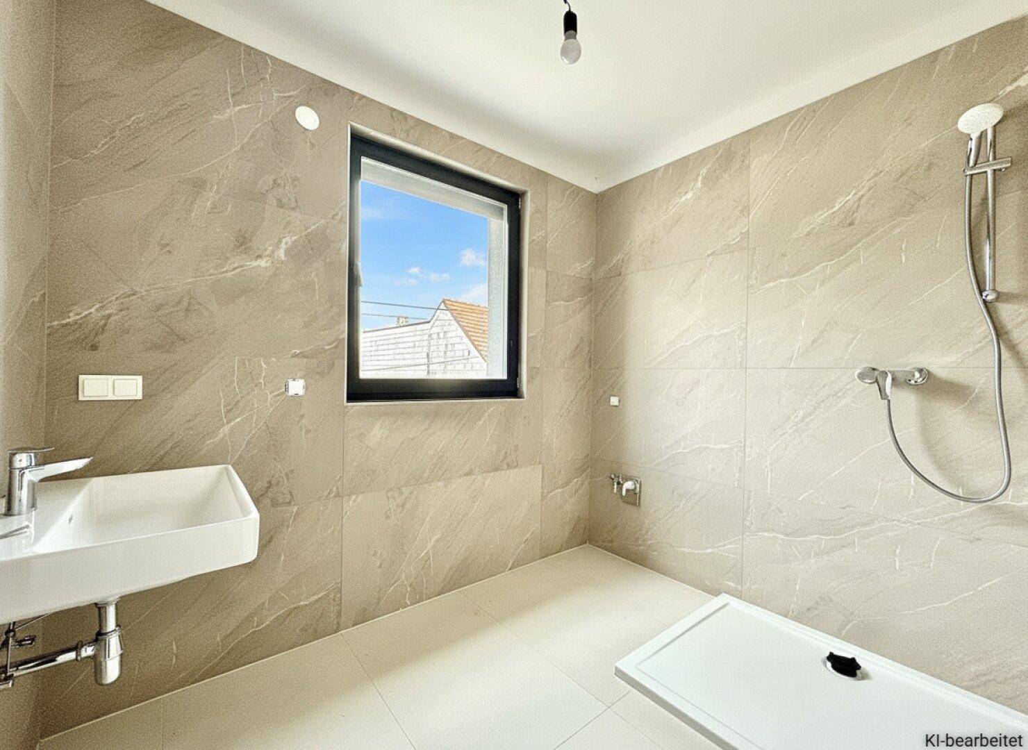 Helles Badezimmer mit großer Dusche, Einzelwaschbecken und Fenster für gute Belüftung.