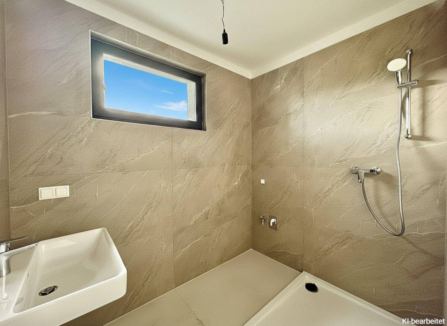 Modernes Badezimmer mit grauen Fliesen, einer Dusche und einem Fenster für natürliche Belüftung.