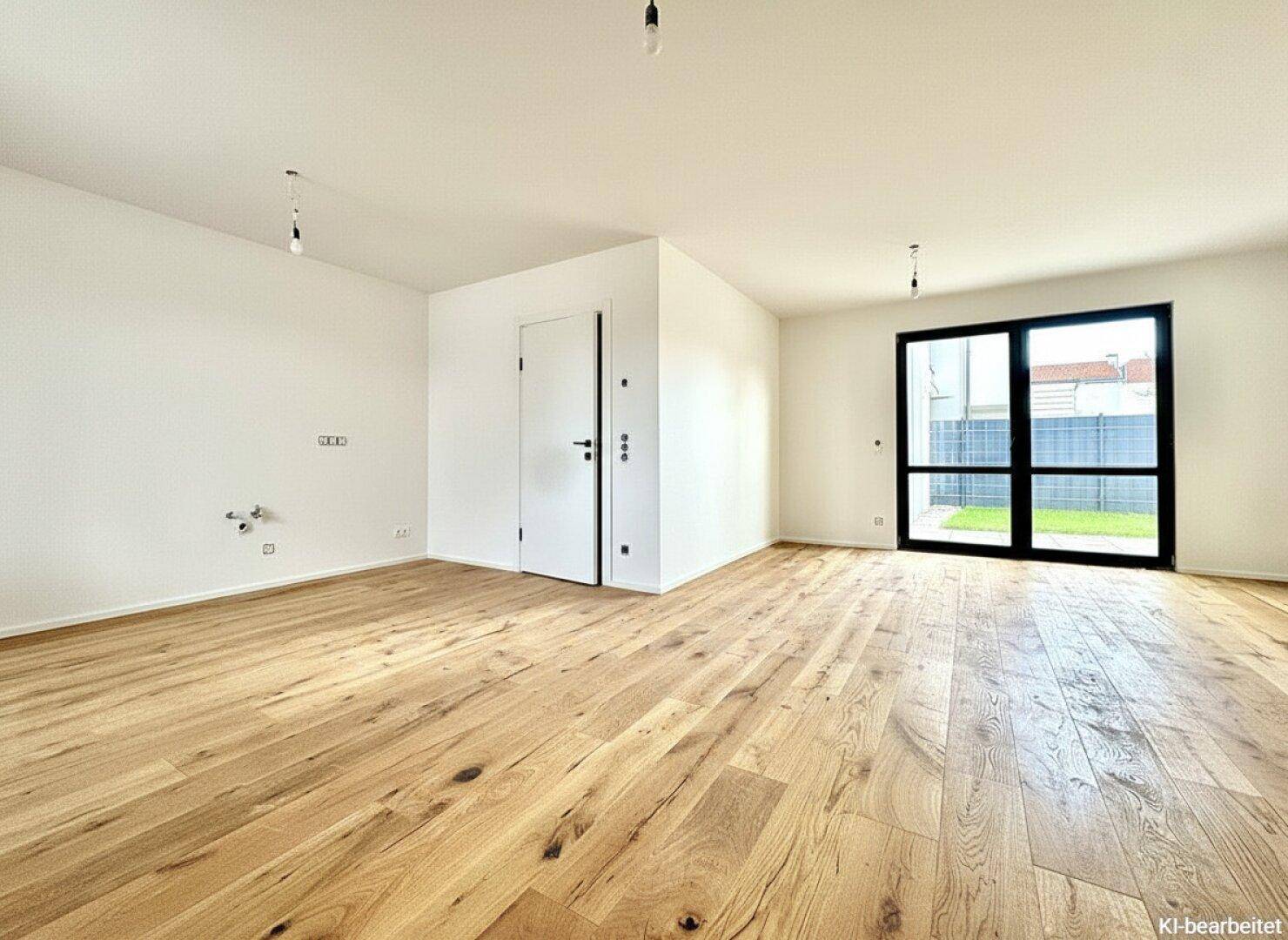 Heller Wohnraum mit hochwertigem Holzparkett und großem Zugang zum Gartenbereich.