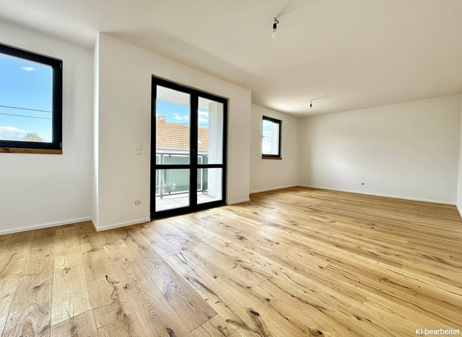 Lichtdurchfluteter Wohnbereich mit neuem Holzfußboden und breiter Balkontür, bereit zum Einzug.