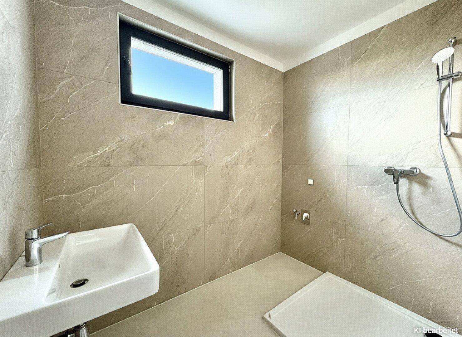Modernes Badezimmer mit großformatigen Fliesen, Dusche und Fenster für natürliche Belüftung.