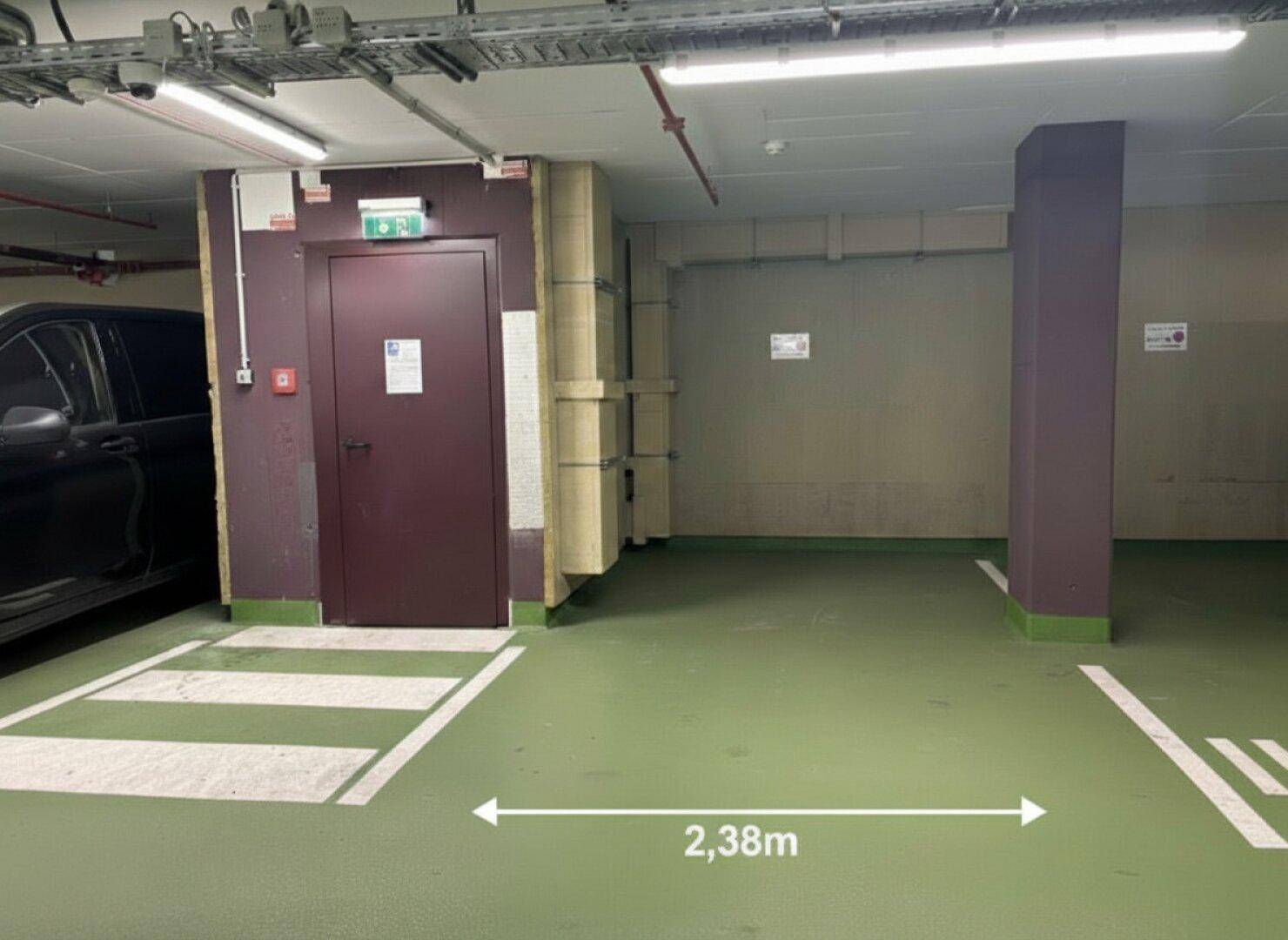 Geräumiger Tiefgaragenstellplatz mit klarer Markierung und guter Beleuchtung.