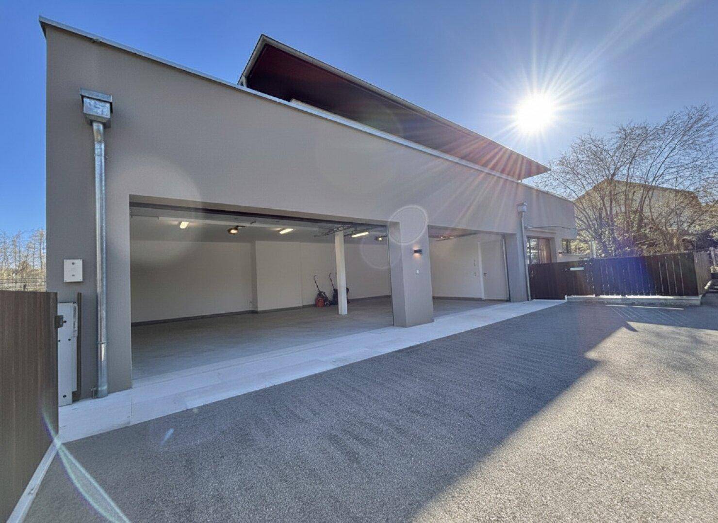 Geräumige Doppelgarage mit offenen Toren und ausreichend Platz für zwei Fahrzeuge.