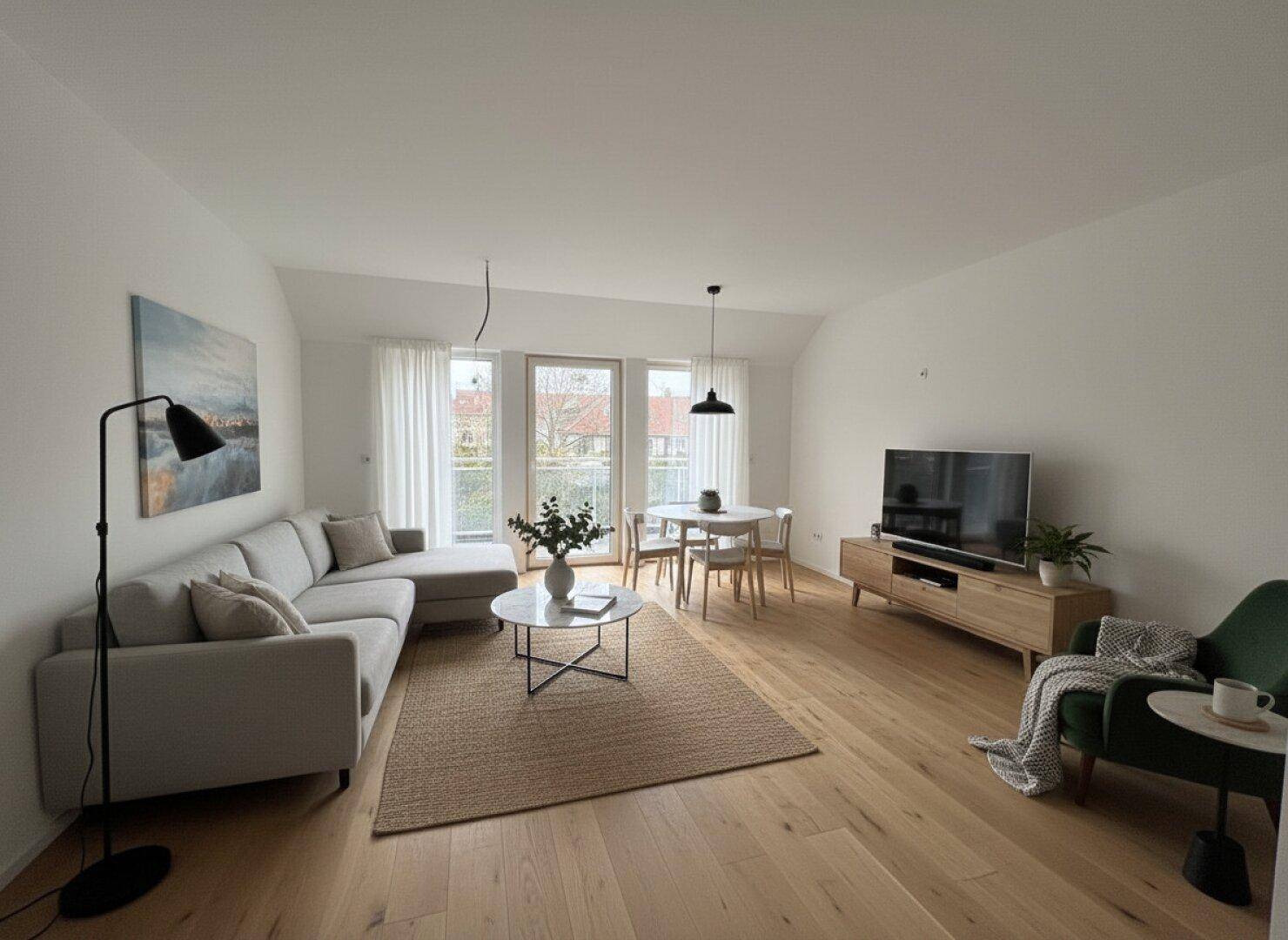 Heller Wohn-Essbereich mit Holzboden, moderner Einrichtung und Zugang zum Balkon.