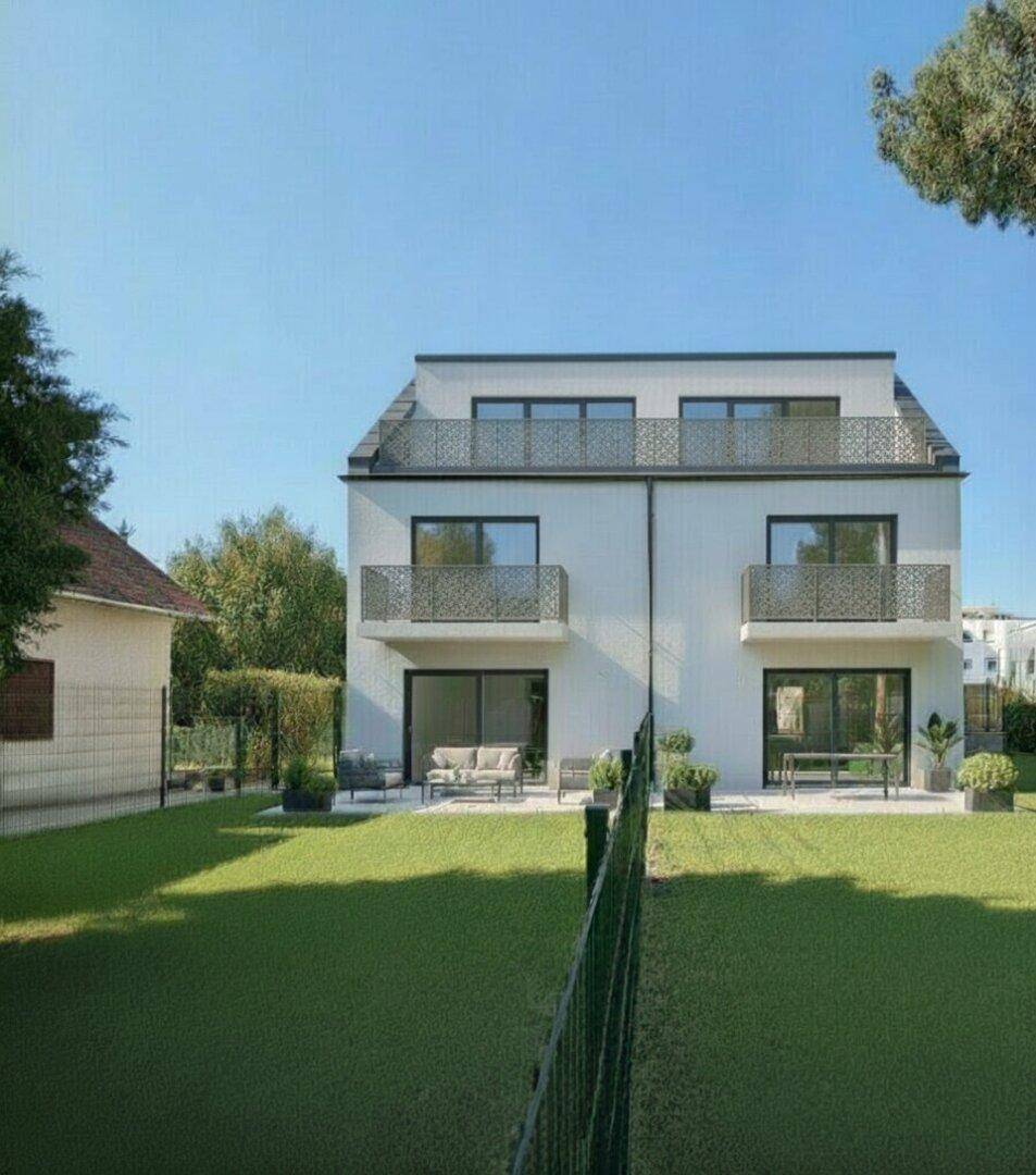 Modernes Wohngebäude mit mehreren Balkonen, Terrassen und einem gepflegten Gartenbereich unter blauem Himmel.