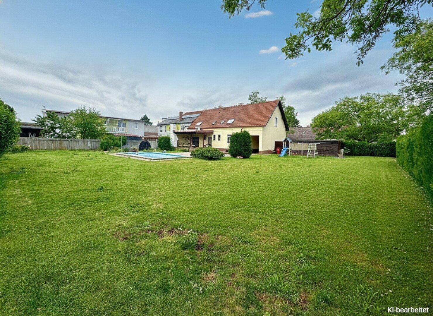 Geräumiger Garten mit großem Rasen, einem Swimmingpool und einem charmanten Haus im Hintergrund.
