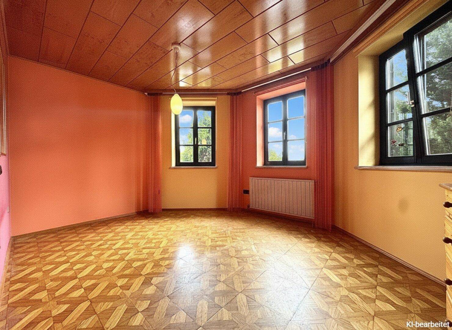 Helles Schlafzimmer mit Holzdecke, Parkettboden und mehreren Fenstern.