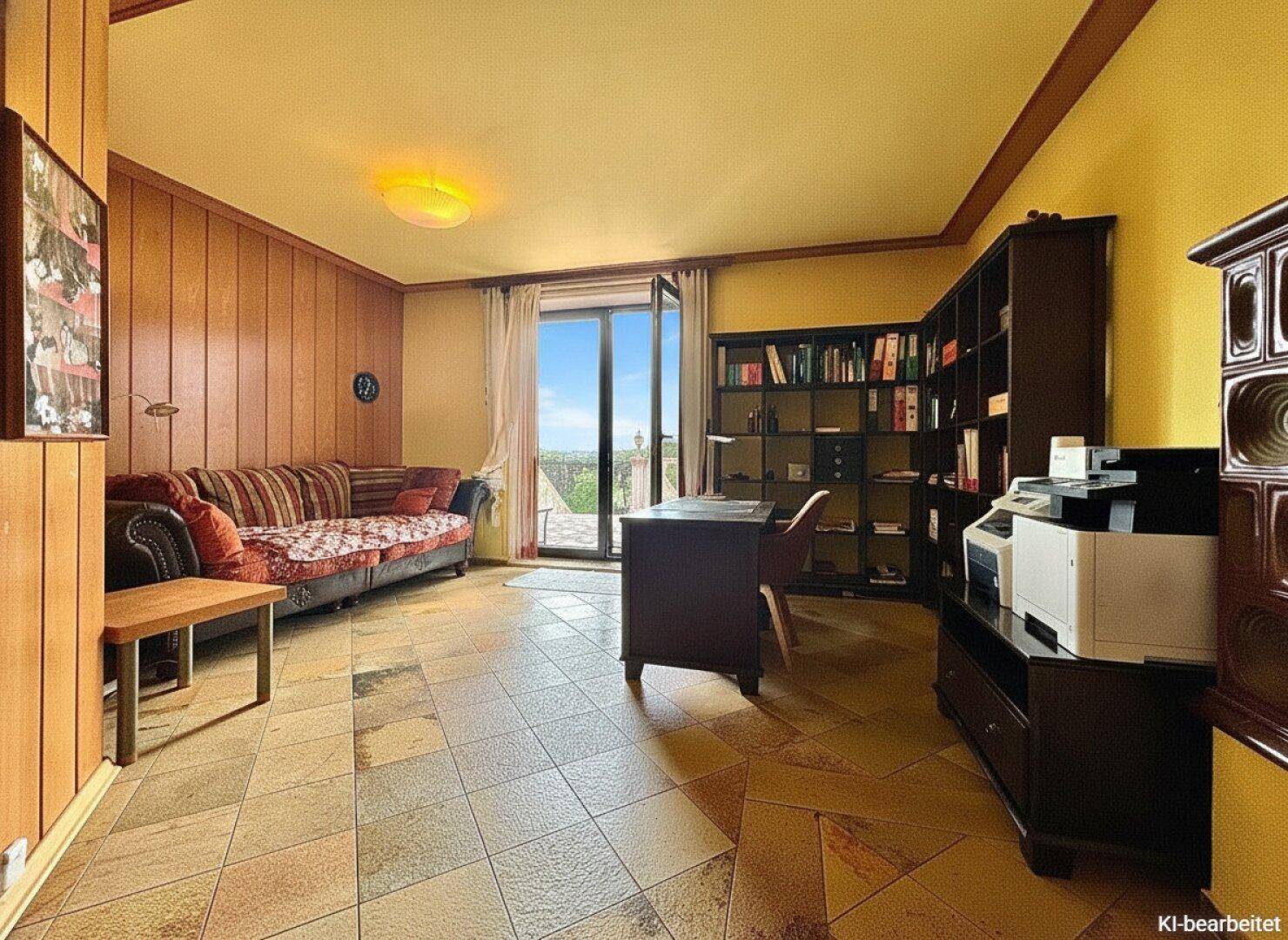 Geräumiges Arbeitszimmer mit Holzvertäfelung, Fliesenboden und Balkonzugang.