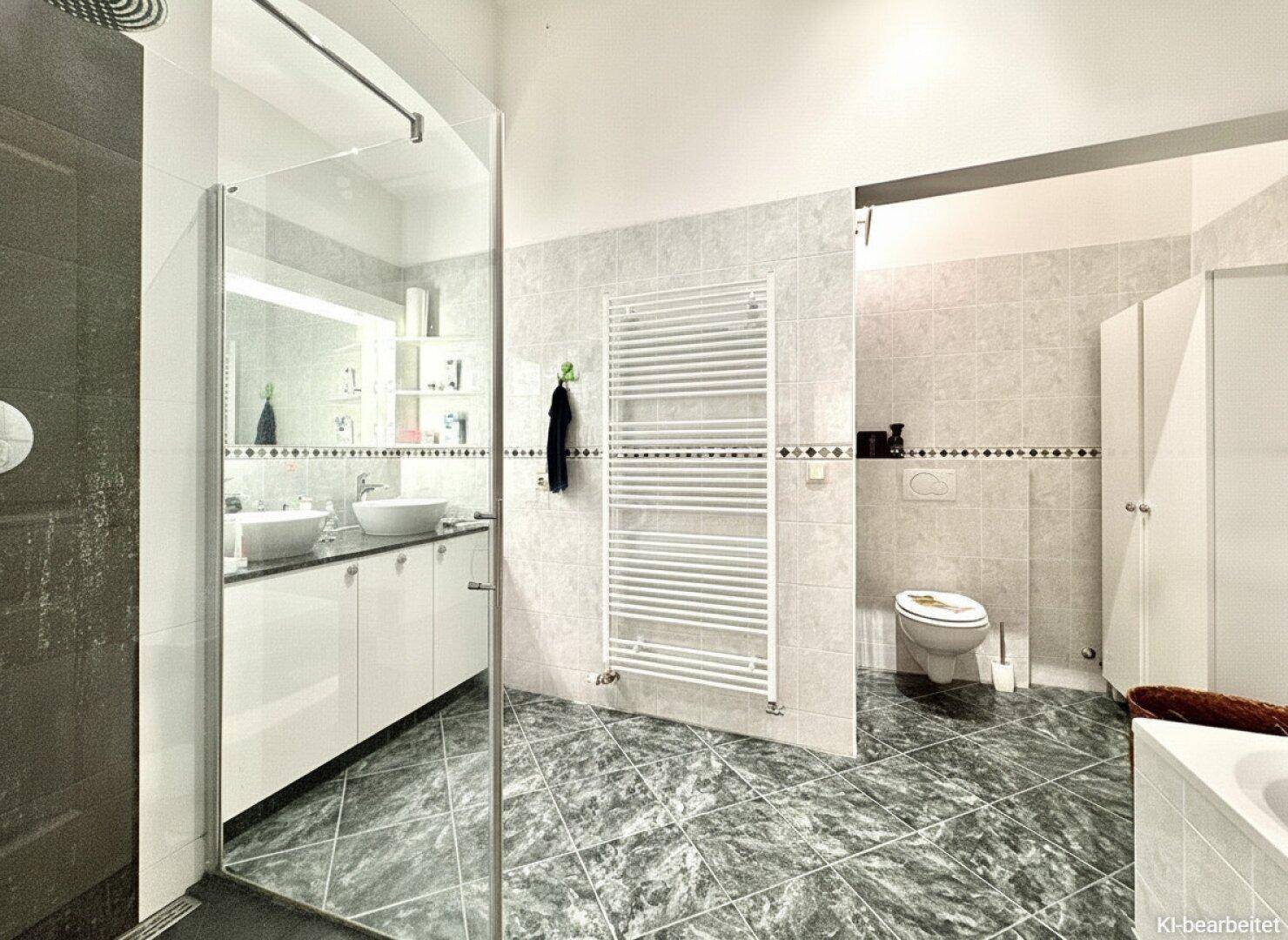 Modernes Badezimmer mit Doppelwaschbecken, großer begehbarer Dusche und beheiztem Handtuchhalter.