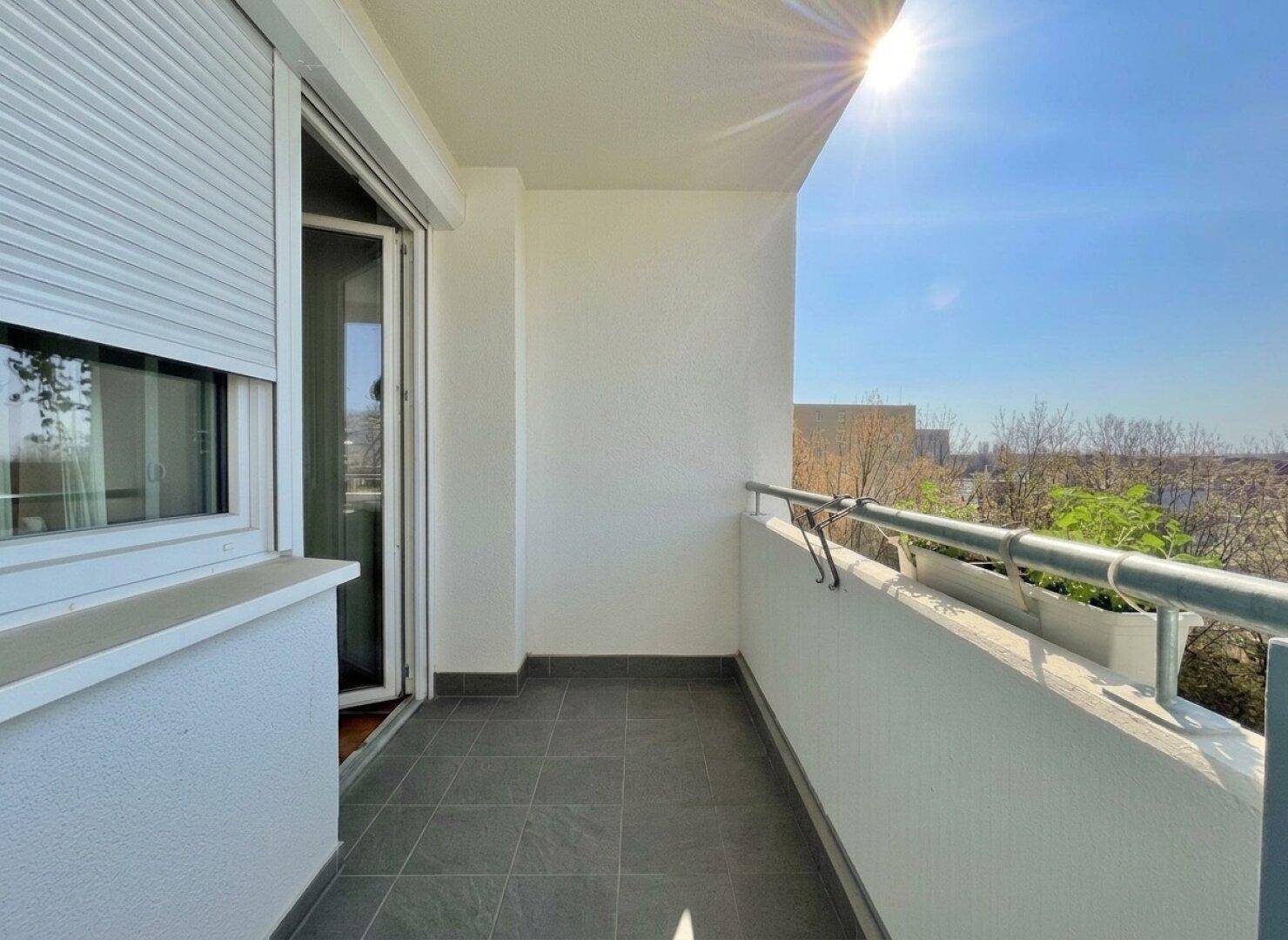 Wohnen im Grünen und bestens angebunden an Wien | GRÜNBLICK in den ruhigen Innenhof | Süd-West-Loggia | inkl. Stellplatz - Ansicht 2