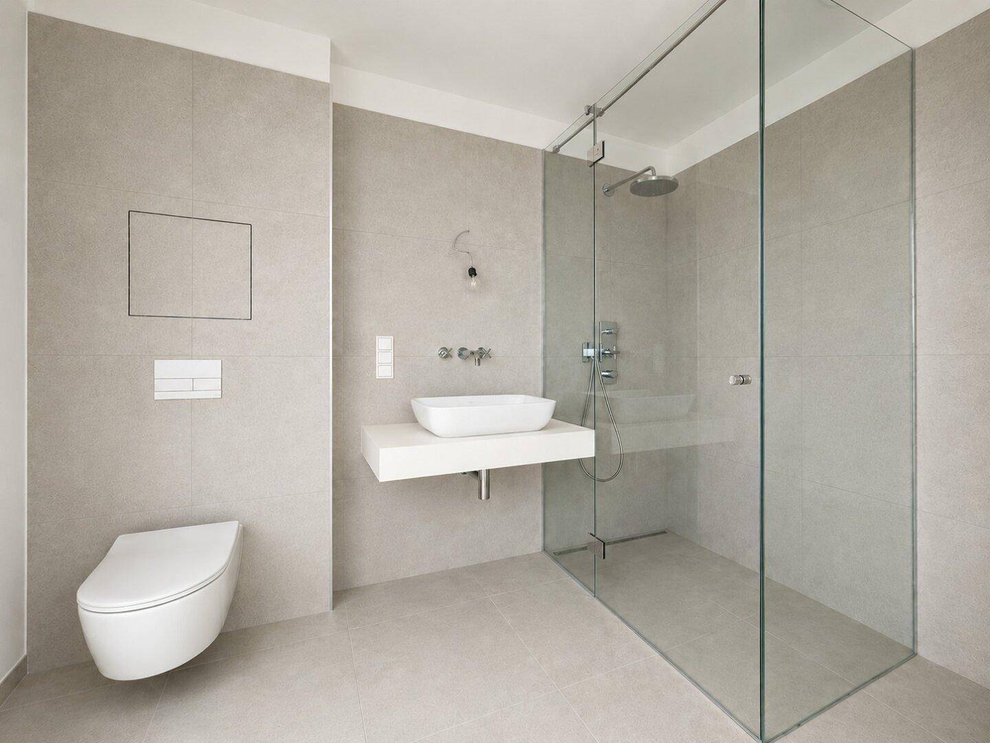 Modernes Badezimmer mit begehbarer Dusche, Wand-WC und eleganten grauen Fliesen.