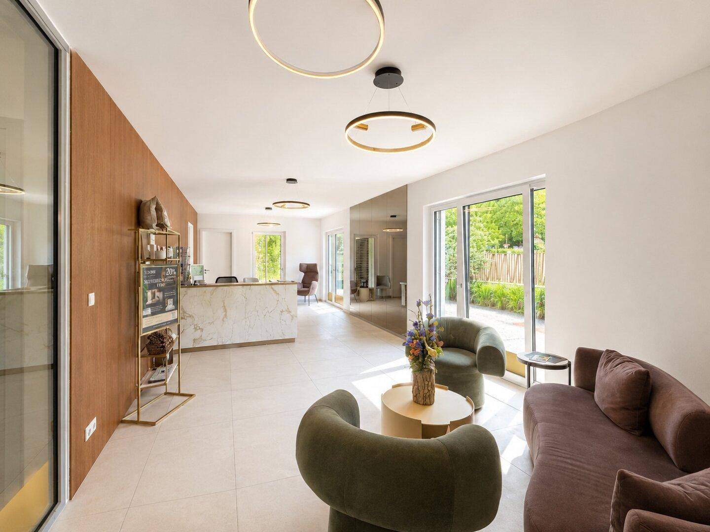 Elegante Lobby mit Rezeption, bequemen Sitzgelegenheiten und modernem Design.